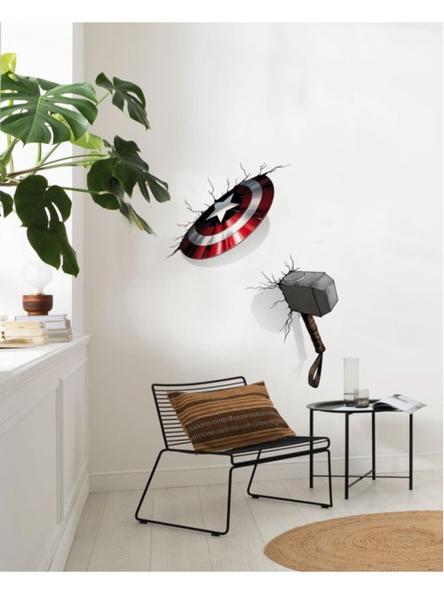 Stickers Muraux Marvel - la Mjollnir de Thor qui enfonce le mur avec le bouclier du captain america - Kiabi
