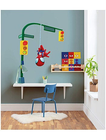 Stickers Muraux Marvel - Spidey est suspendue en dessous des feux de circulation - 50x70 cm