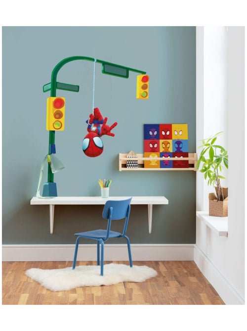 Stickers Muraux Marvel - Spidey est suspendue en dessous des feux de circulation  - 50x70 cm - Kiabi