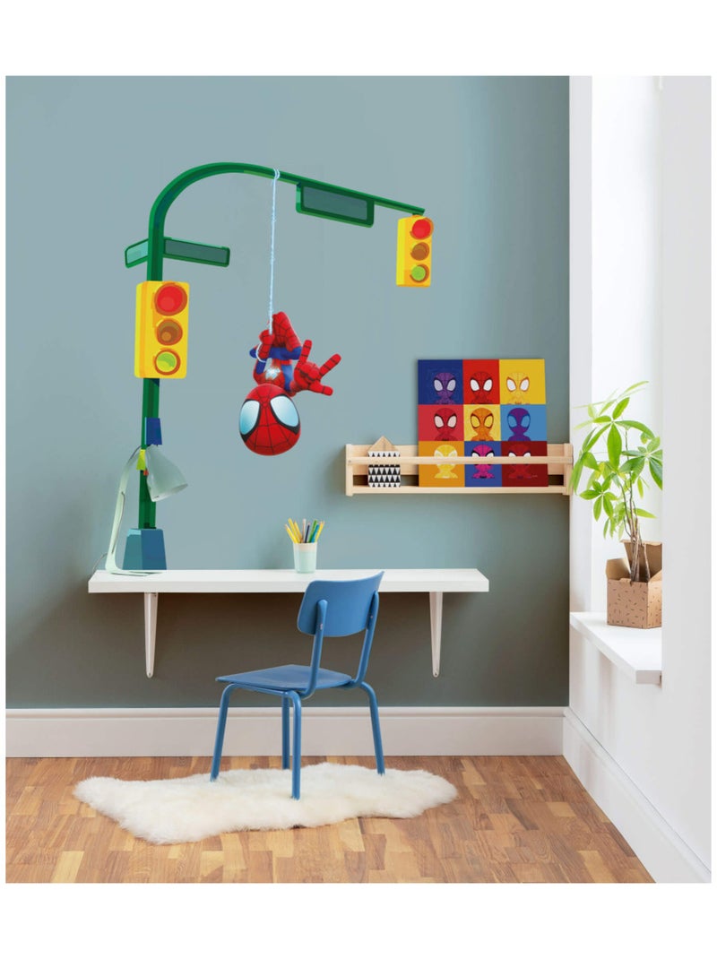 Stickers Muraux Marvel - Spidey est suspendue en dessous des feux de circulation  - 50x70 cm Multicolore - Kiabi