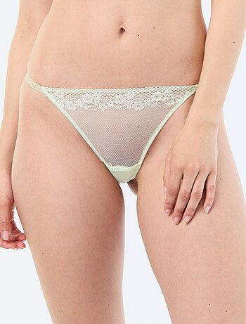 String en dentelle avec détails brillants