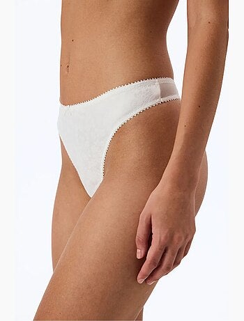 String fleuri en satin cassé penti