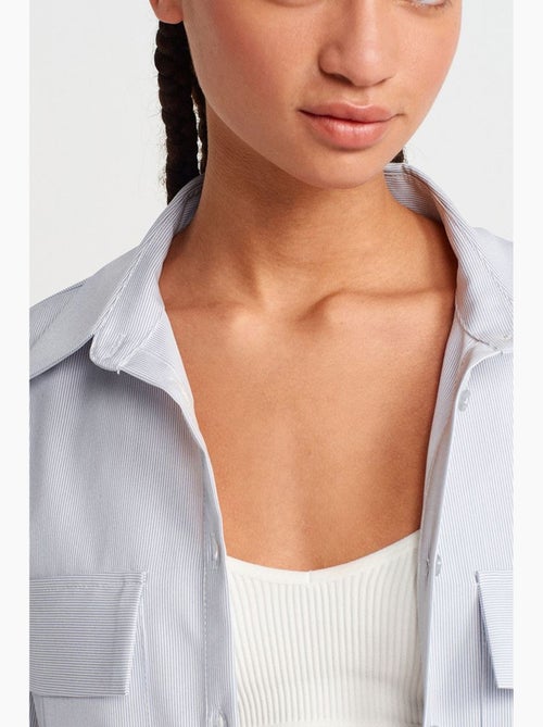 Surchemise courte oversize en crêpe dilvin - Kiabi Surchemise courte oversize en crêpe dilvin - Kiabi