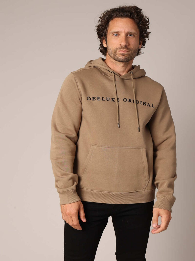 Sweat à capuche en molleton avec inscription brodée "DEELUXE ORIGINAL".
 'Deeluxe' Beige foncé - Kiabi