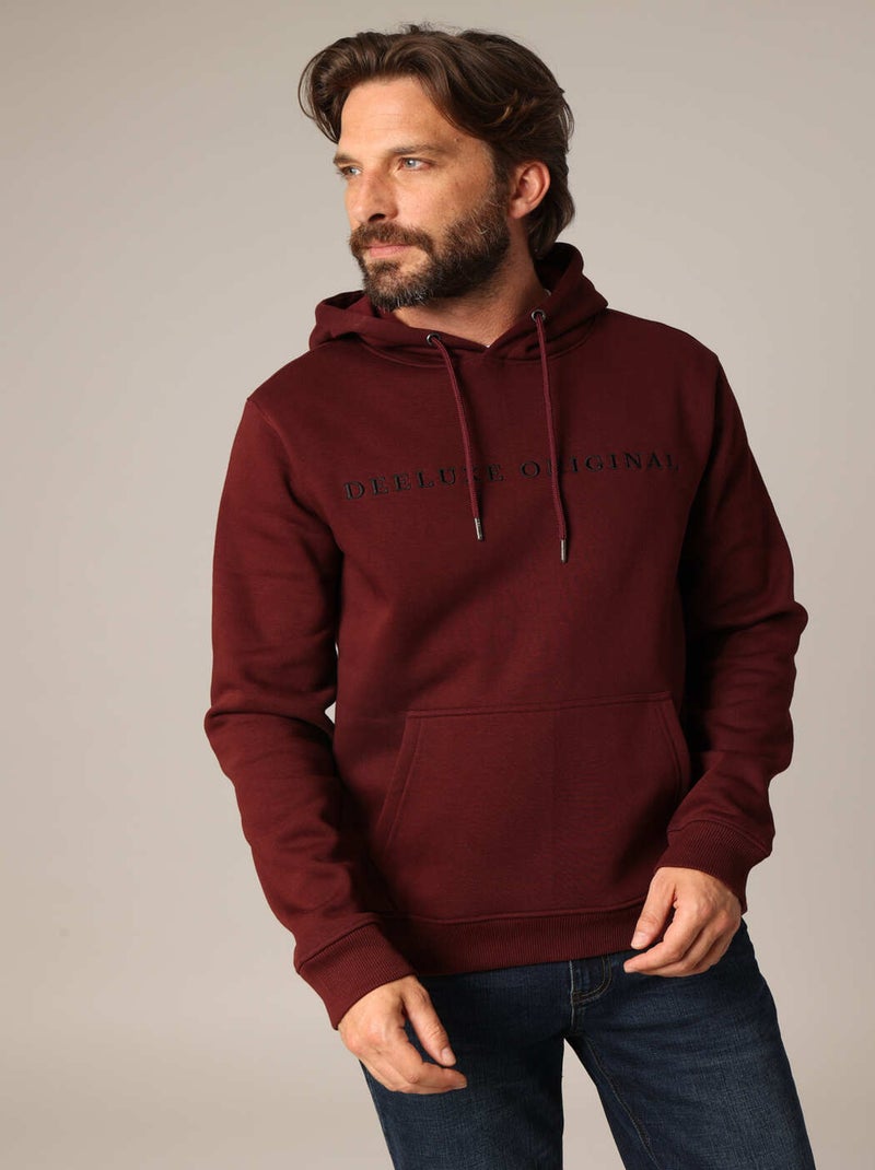 Sweat à capuche en molleton avec inscription brodée "DEELUXE ORIGINAL".
 'Deeluxe' Rouge foncé - Kiabi