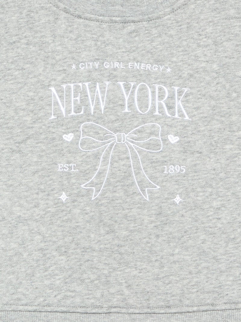 Sweat avec bas de chemise intégré et broderie poitrine Gris - Kiabi