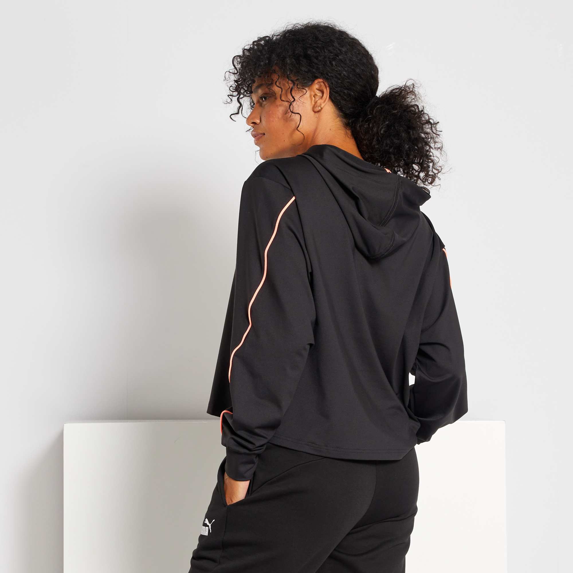  Sweat  l ger  capuche Puma femme  noir Kiabi 50 00 