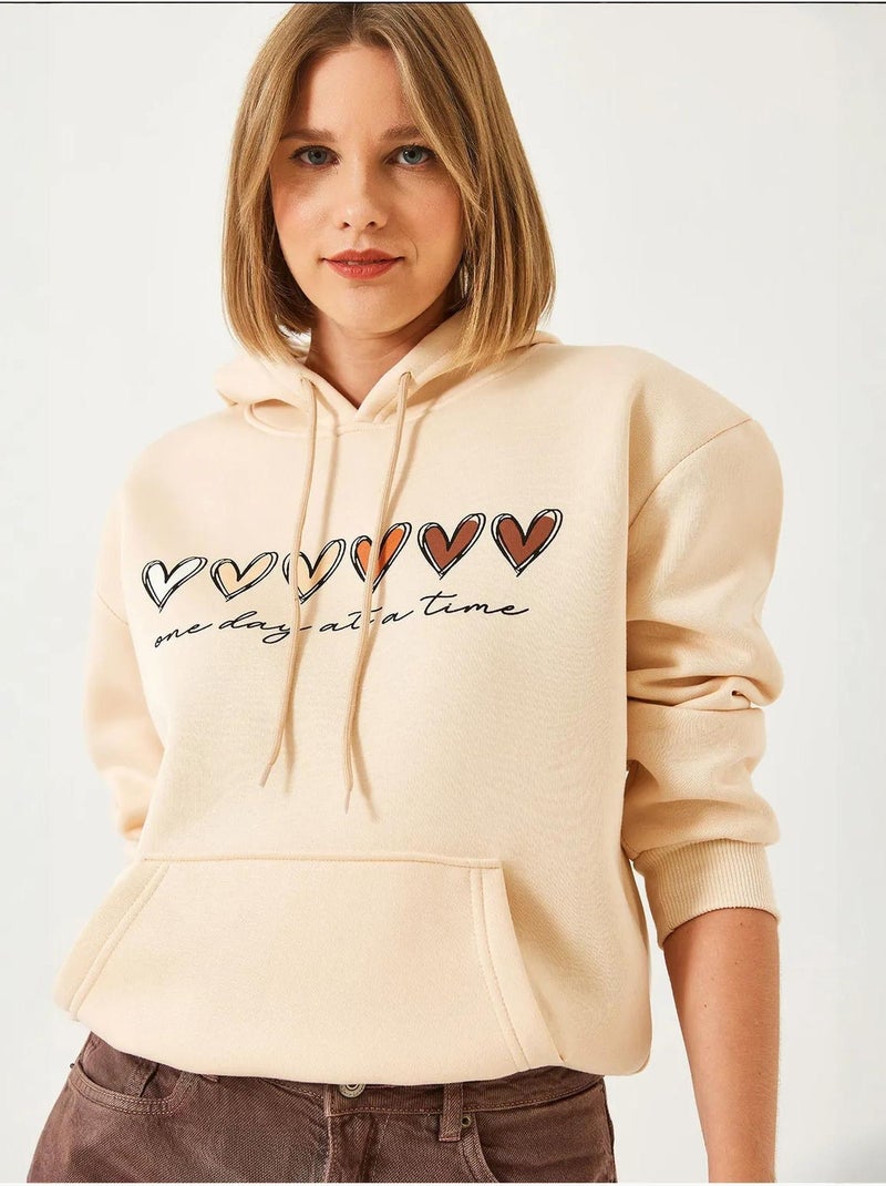 Sweat-shirt à capuche à triple fil brossé et imprimé cœur lucci Beige argile - Kiabi