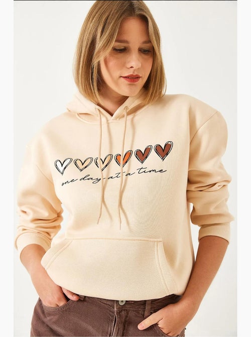 Sweat-shirt à capuche à triple fil brossé et imprimé cœur lucci - Kiabi Sweat-shirt à capuche à triple fil brossé et imprimé cœur lucci - Kiabi