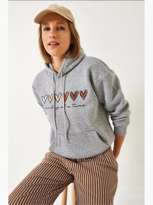 Sweat-shirt à capuche à triple fil brossé et imprimé cœur lucci - Kiabi