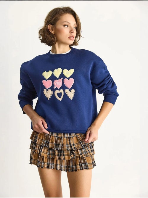 Sweat-shirt à col rond et coupe décontractée avec écusson cœur - Kiabi Sweat-shirt à col rond et coupe décontractée avec écusson cœur - Kiabi