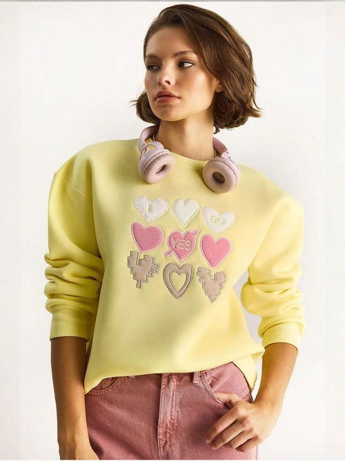 Sweat-shirt à col rond et coupe décontractée avec écusson cœur - Kiabi Sweat-shirt à col rond et coupe décontractée avec écusson cœur - Kiabi