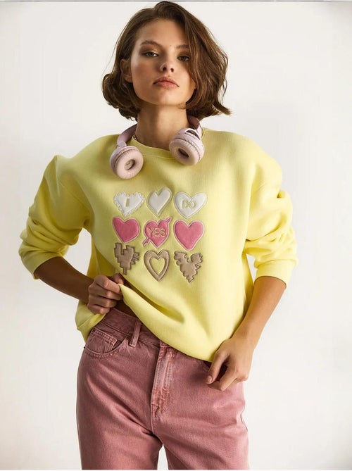 Sweat-shirt à col rond et coupe décontractée avec écusson cœur - Kiabi Sweat-shirt à col rond et coupe décontractée avec écusson cœur - Kiabi