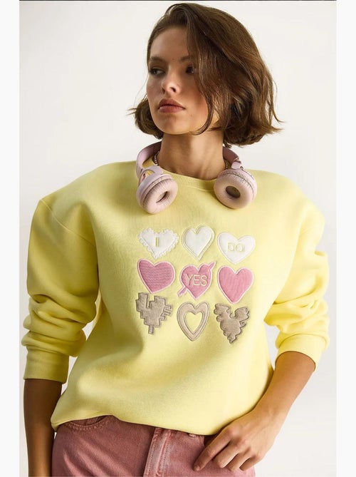 Sweat-shirt à col rond et coupe décontractée avec écusson cœur lucci - Kiabi Sweat-shirt à col rond et coupe décontractée avec écusson cœur lucci - Kiabi