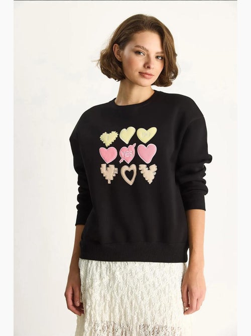 Sweat-shirt à col rond et coupe décontractée avec écusson cœur lucci - Kiabi Sweat-shirt à col rond et coupe décontractée avec écusson cœur lucci - Kiabi