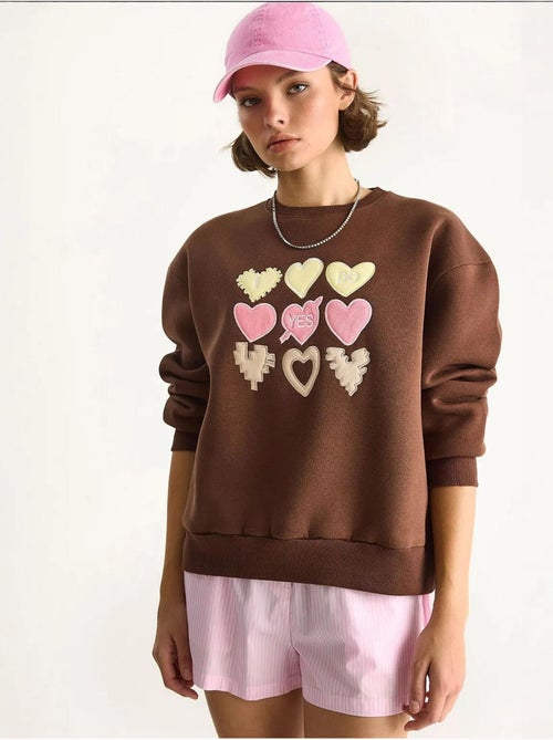 Sweat-shirt à col rond et coupe décontractée avec écusson cœur - Kiabi Sweat-shirt à col rond et coupe décontractée avec écusson cœur - Kiabi