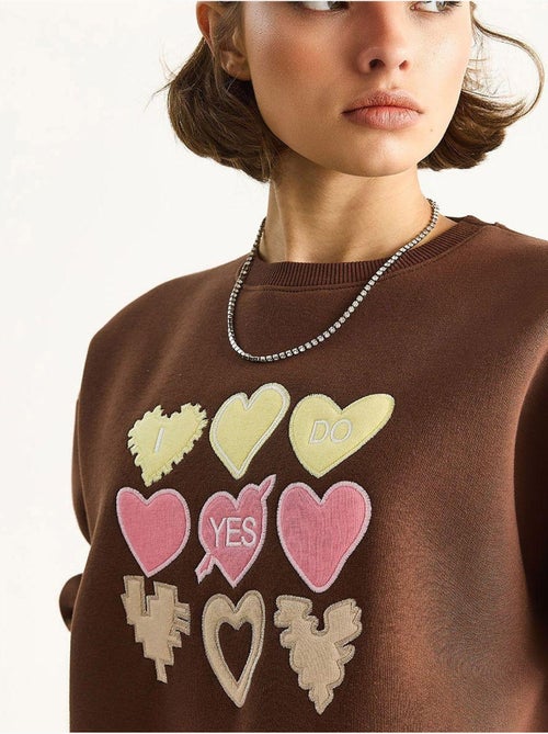 Sweat-shirt à col rond et coupe décontractée avec écusson cœur - Kiabi Sweat-shirt à col rond et coupe décontractée avec écusson cœur - Kiabi