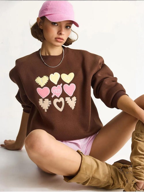 Sweat-shirt à col rond et coupe décontractée avec écusson cœur - Kiabi Sweat-shirt à col rond et coupe décontractée avec écusson cœur - Kiabi