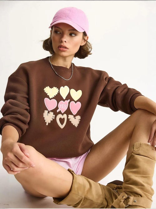 Sweat-shirt à col rond et coupe décontractée avec écusson cœur - Kiabi Sweat-shirt à col rond et coupe décontractée avec écusson cœur - Kiabi