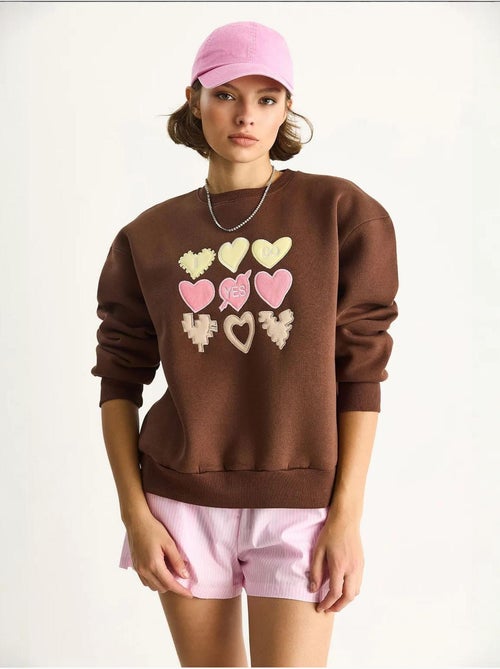 Sweat-shirt à col rond et coupe décontractée avec écusson cœur - Kiabi Sweat-shirt à col rond et coupe décontractée avec écusson cœur - Kiabi