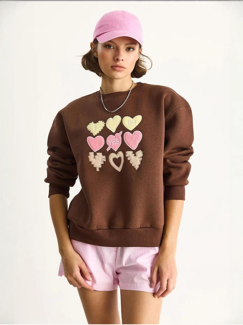 Sweat-shirt à col rond et coupe décontractée avec écusson cœur Marron chocolat - Kiabi