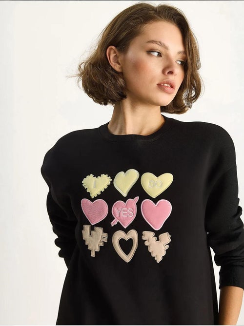 Sweat-shirt à col rond et coupe décontractée avec écusson cœur - Kiabi Sweat-shirt à col rond et coupe décontractée avec écusson cœur - Kiabi