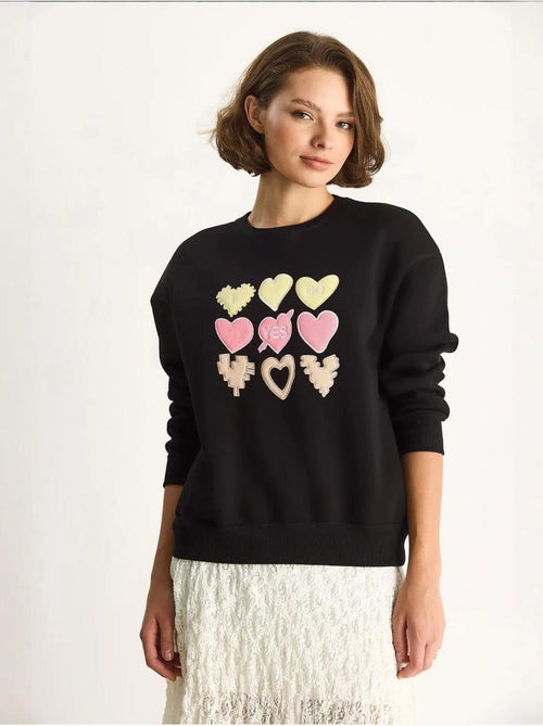 Sweat-shirt à col rond et coupe décontractée avec écusson cœur - Kiabi Sweat-shirt à col rond et coupe décontractée avec écusson cœur - Kiabi
