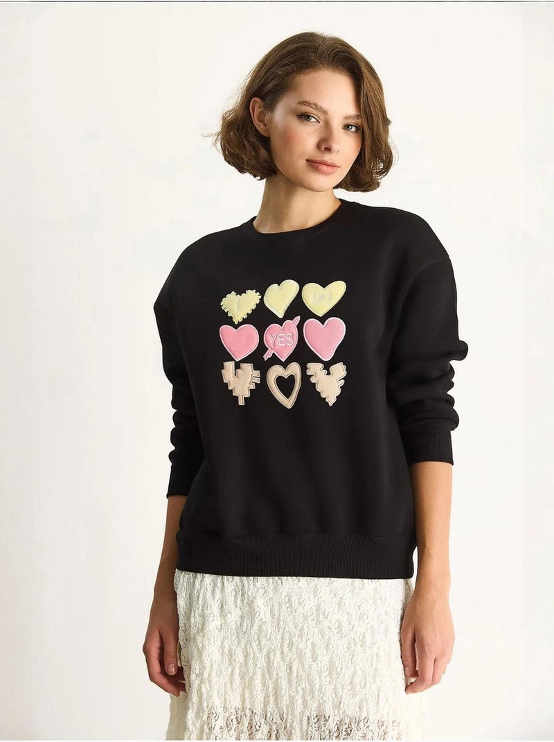 Sweat-shirt à col rond et coupe décontractée avec écusson cœur Noir - Kiabi