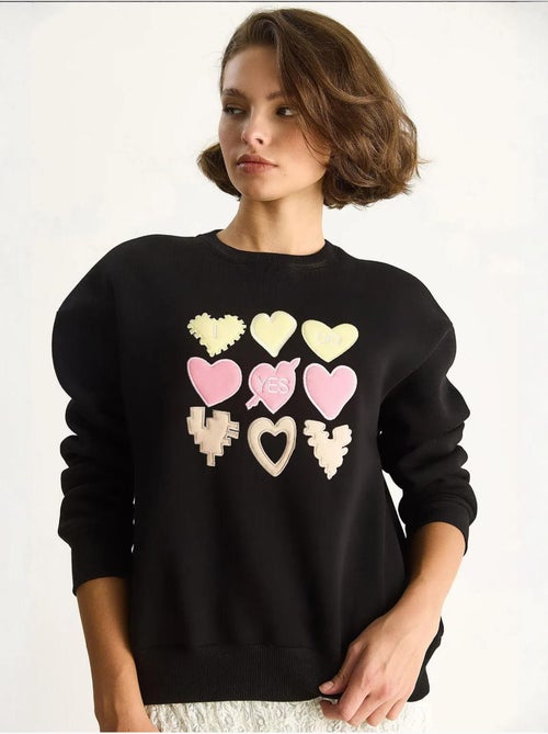 Sweat-shirt à col rond et coupe décontractée avec écusson cœur - Kiabi Sweat-shirt à col rond et coupe décontractée avec écusson cœur - Kiabi