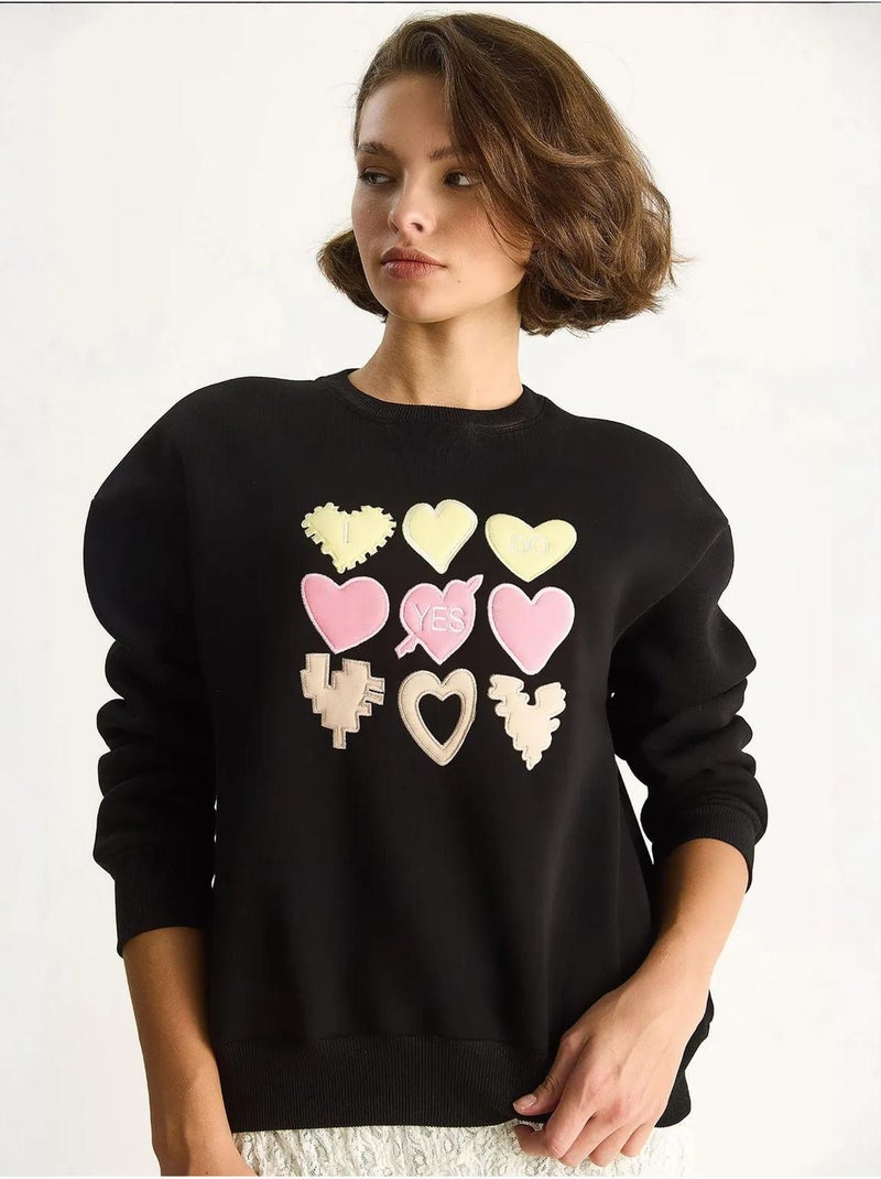Sweat-shirt à col rond et coupe décontractée avec écusson cœur Noir - Kiabi