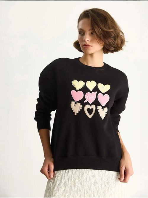 Sweat-shirt à col rond et coupe décontractée avec écusson cœur - Kiabi Sweat-shirt à col rond et coupe décontractée avec écusson cœur - Kiabi
