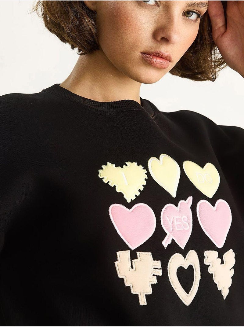 Sweat-shirt à col rond et coupe décontractée avec écusson cœur Noir - Kiabi