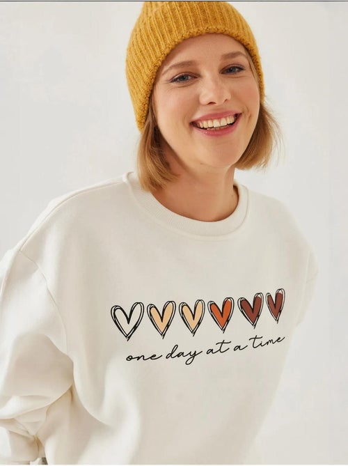 Sweat-shirt à imprimé cœur et col rond lucci - Kiabi Sweat-shirt à imprimé cœur et col rond lucci - Kiabi