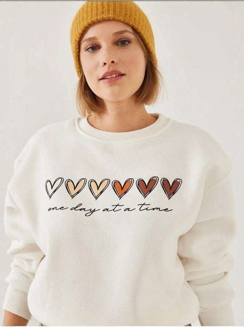 Sweat-shirt à imprimé cœur et col rond lucci - Kiabi Sweat-shirt à imprimé cœur et col rond lucci - Kiabi