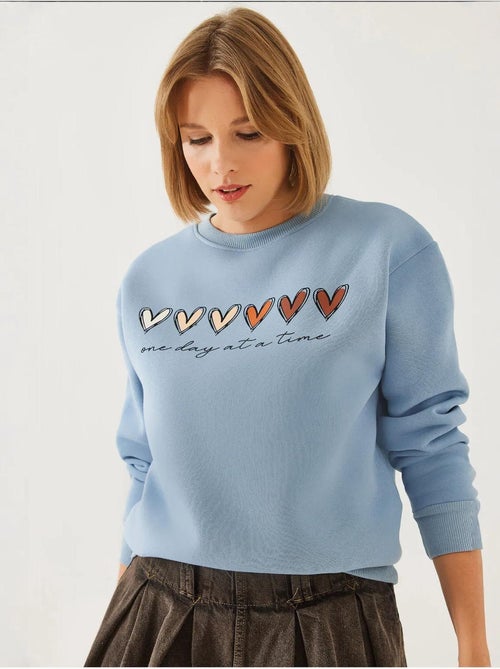 Sweat-shirt à imprimé cœur et col rond lucci - Kiabi Sweat-shirt à imprimé cœur et col rond lucci - Kiabi