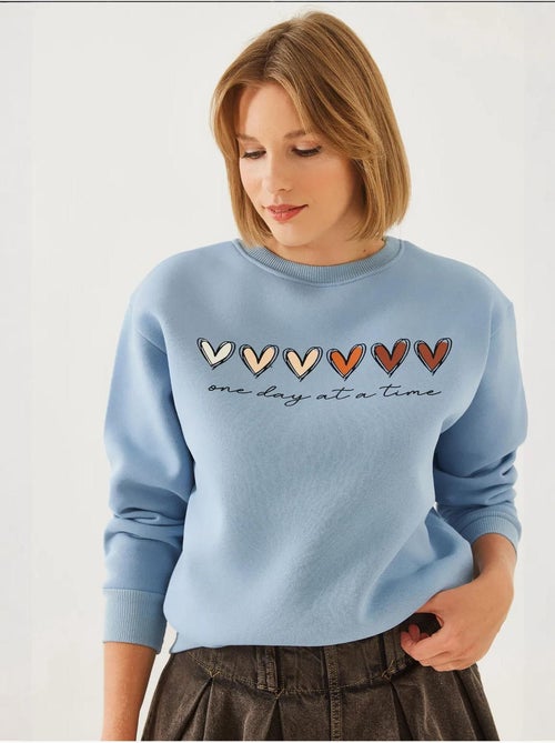 Sweat-shirt à imprimé cœur et col rond lucci - Kiabi Sweat-shirt à imprimé cœur et col rond lucci - Kiabi