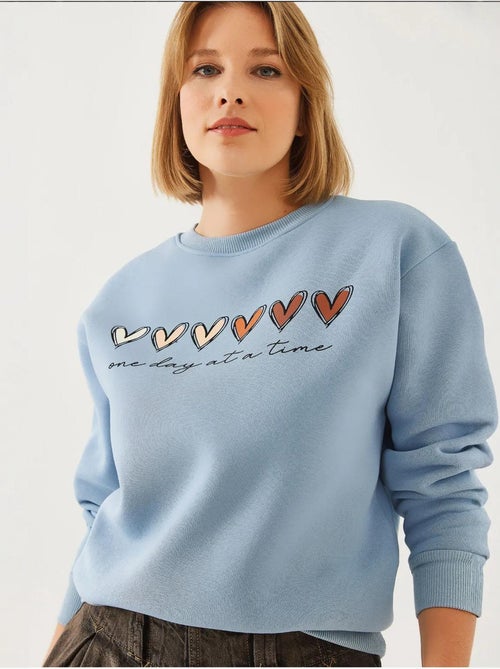 Sweat-shirt à imprimé cœur et col rond lucci - Kiabi Sweat-shirt à imprimé cœur et col rond lucci - Kiabi