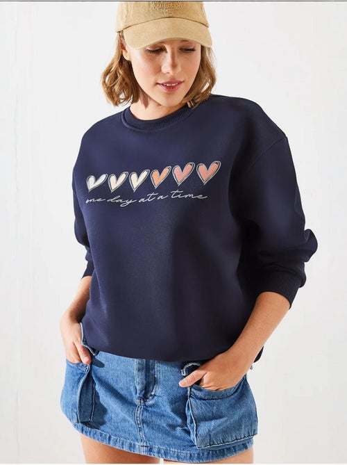 Sweat-shirt à imprimé cœur et col rond lucci - Kiabi Sweat-shirt à imprimé cœur et col rond lucci - Kiabi