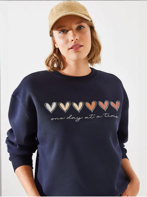 Sweat-shirt à imprimé cœur et col rond lucci - Kiabi Sweat-shirt à imprimé cœur et col rond lucci - Kiabi