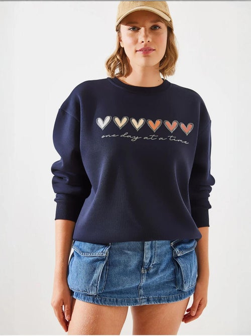 Sweat-shirt à imprimé cœur et col rond lucci - Kiabi Sweat-shirt à imprimé cœur et col rond lucci - Kiabi