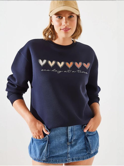 Sweat-shirt à imprimé cœur et col rond lucci - Kiabi Sweat-shirt à imprimé cœur et col rond lucci - Kiabi