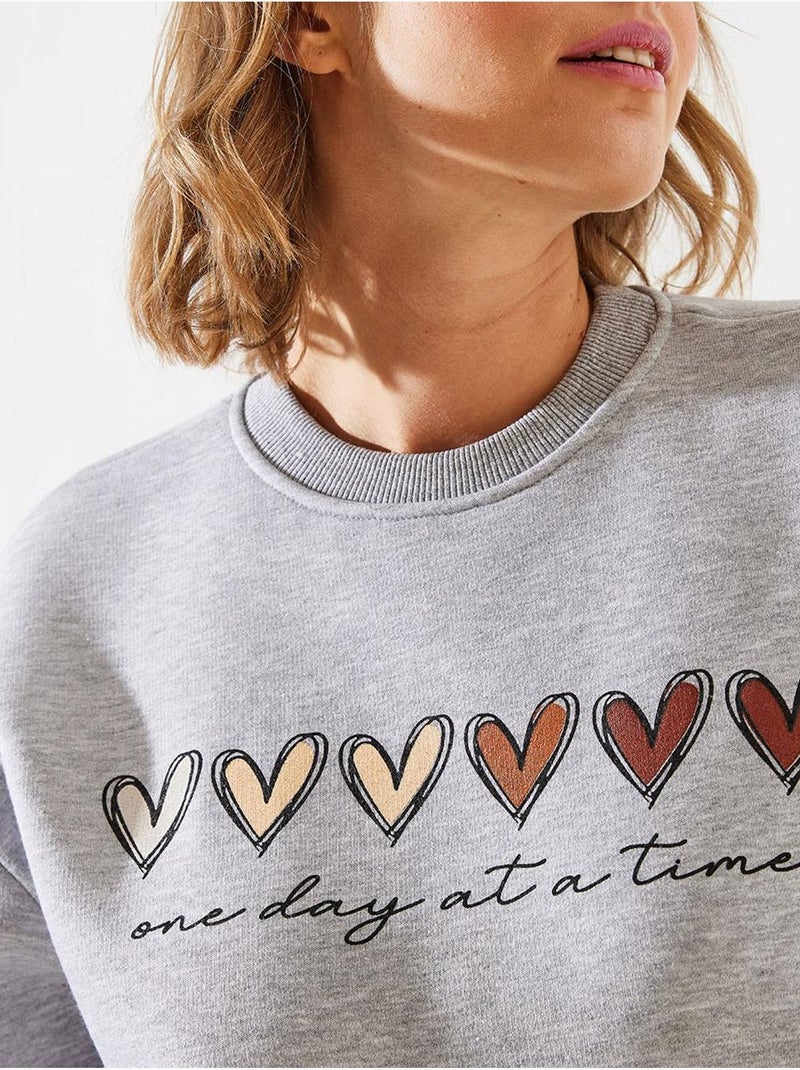 Sweat-shirt à imprimé cœur et col rond lucci Gris clair - Kiabi