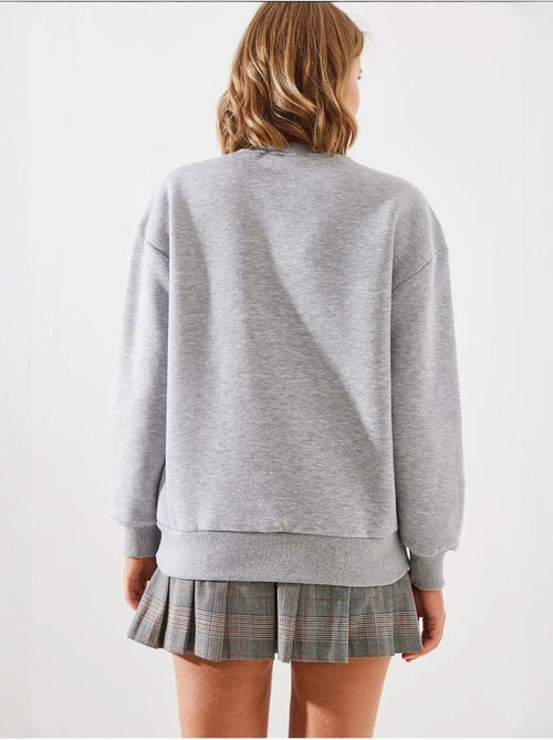 Sweat-shirt à imprimé cœur et col rond lucci - Kiabi Sweat-shirt à imprimé cœur et col rond lucci - Kiabi