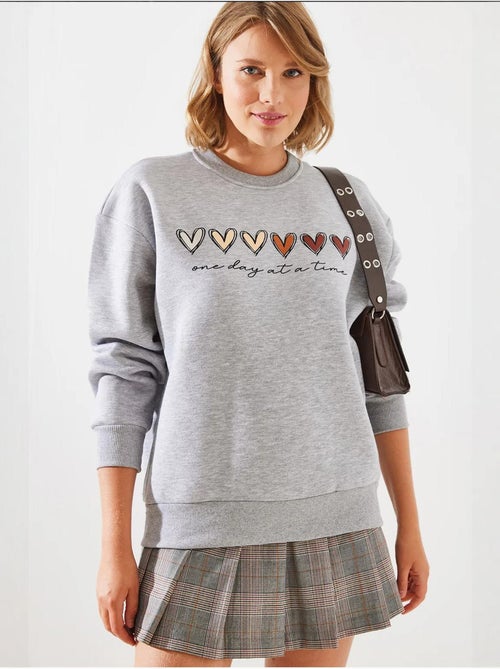 Sweat-shirt à imprimé cœur et col rond lucci - Kiabi Sweat-shirt à imprimé cœur et col rond lucci - Kiabi