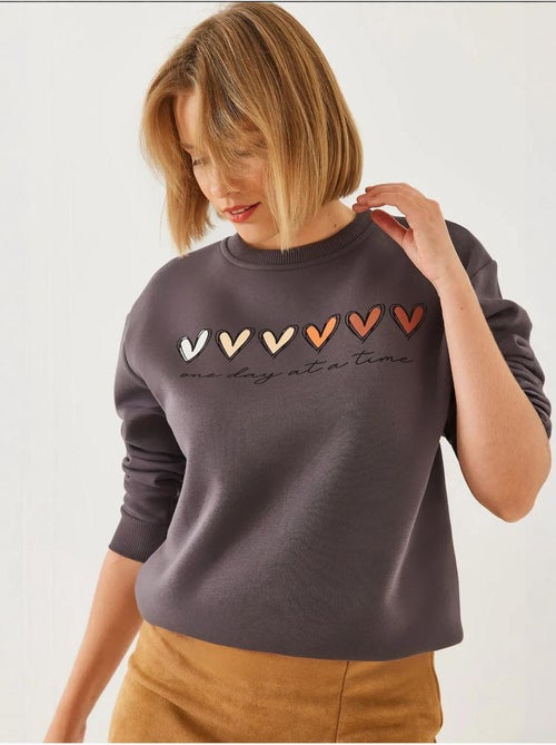 Sweat-shirt à imprimé cœur et col rond lucci - Kiabi Sweat-shirt à imprimé cœur et col rond lucci - Kiabi