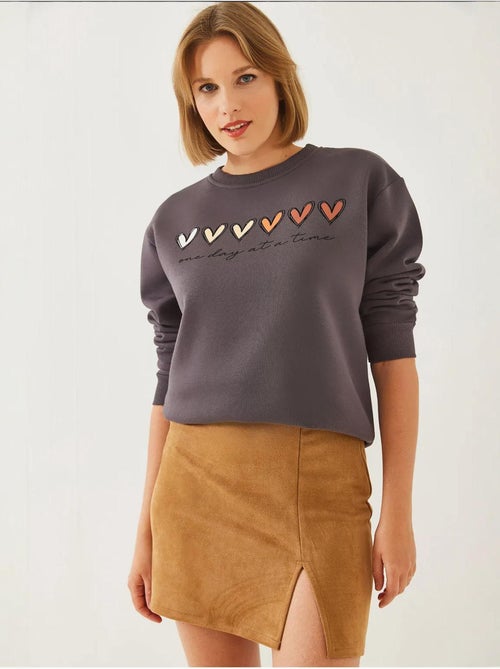 Sweat-shirt à imprimé cœur et col rond lucci - Kiabi Sweat-shirt à imprimé cœur et col rond lucci - Kiabi