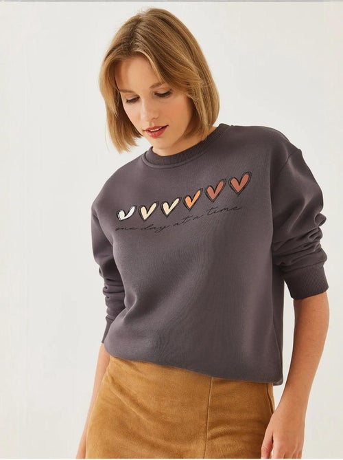 Sweat-shirt à imprimé cœur et col rond lucci - Kiabi Sweat-shirt à imprimé cœur et col rond lucci - Kiabi