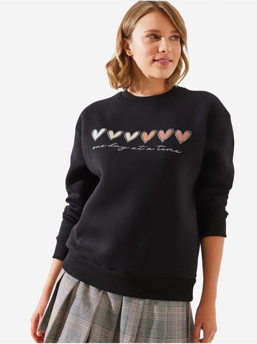 Sweat-shirt à imprimé cœur et col rond lucci - Kiabi Sweat-shirt à imprimé cœur et col rond lucci - Kiabi
