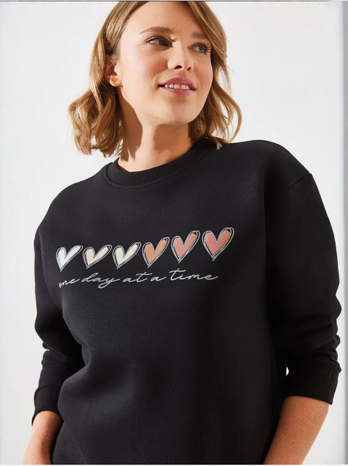 Sweat-shirt à imprimé cœur et col rond lucci - Kiabi Sweat-shirt à imprimé cœur et col rond lucci - Kiabi