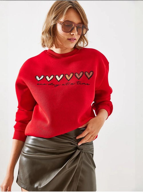 Sweat-shirt à imprimé cœur et col rond lucci - Kiabi Sweat-shirt à imprimé cœur et col rond lucci - Kiabi
